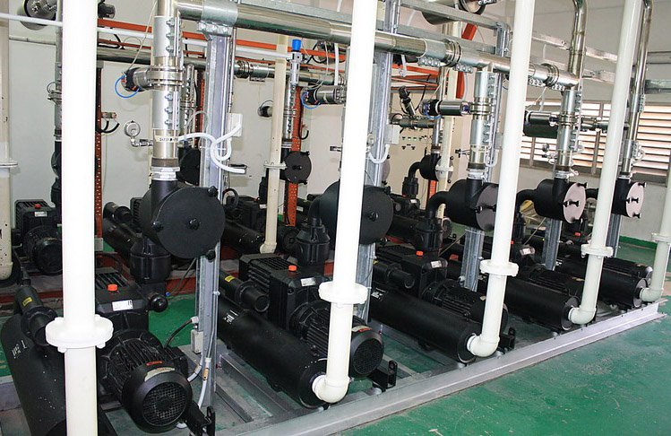 Синхронизированная работа группы когтевых насосов на производстве