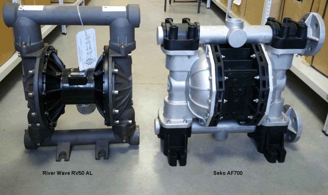 Изображение 3. Мембранные насосы из алюминия: Seko AF700 (Италия), River Wave RV50 (Китай). Обратная сторона.