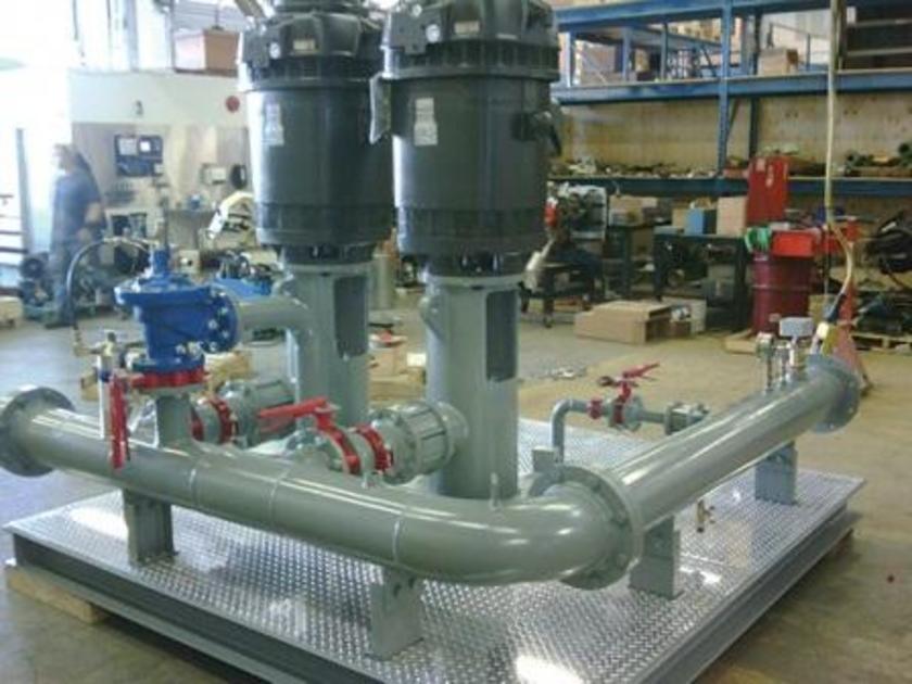 два больших вертикальных насоса на подставке