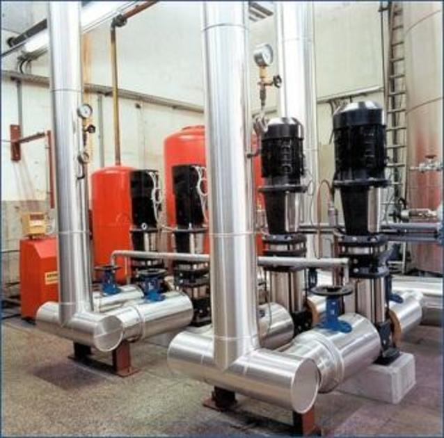 пример установки крупного вертикального насоса на промышленном заводе