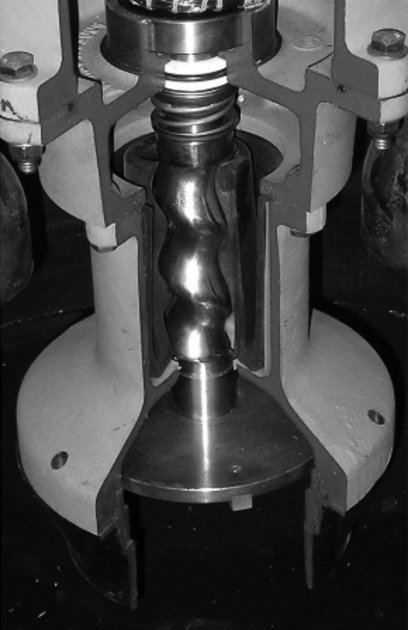 Вид винтового насоса откачки бытовых стоков в разрезе